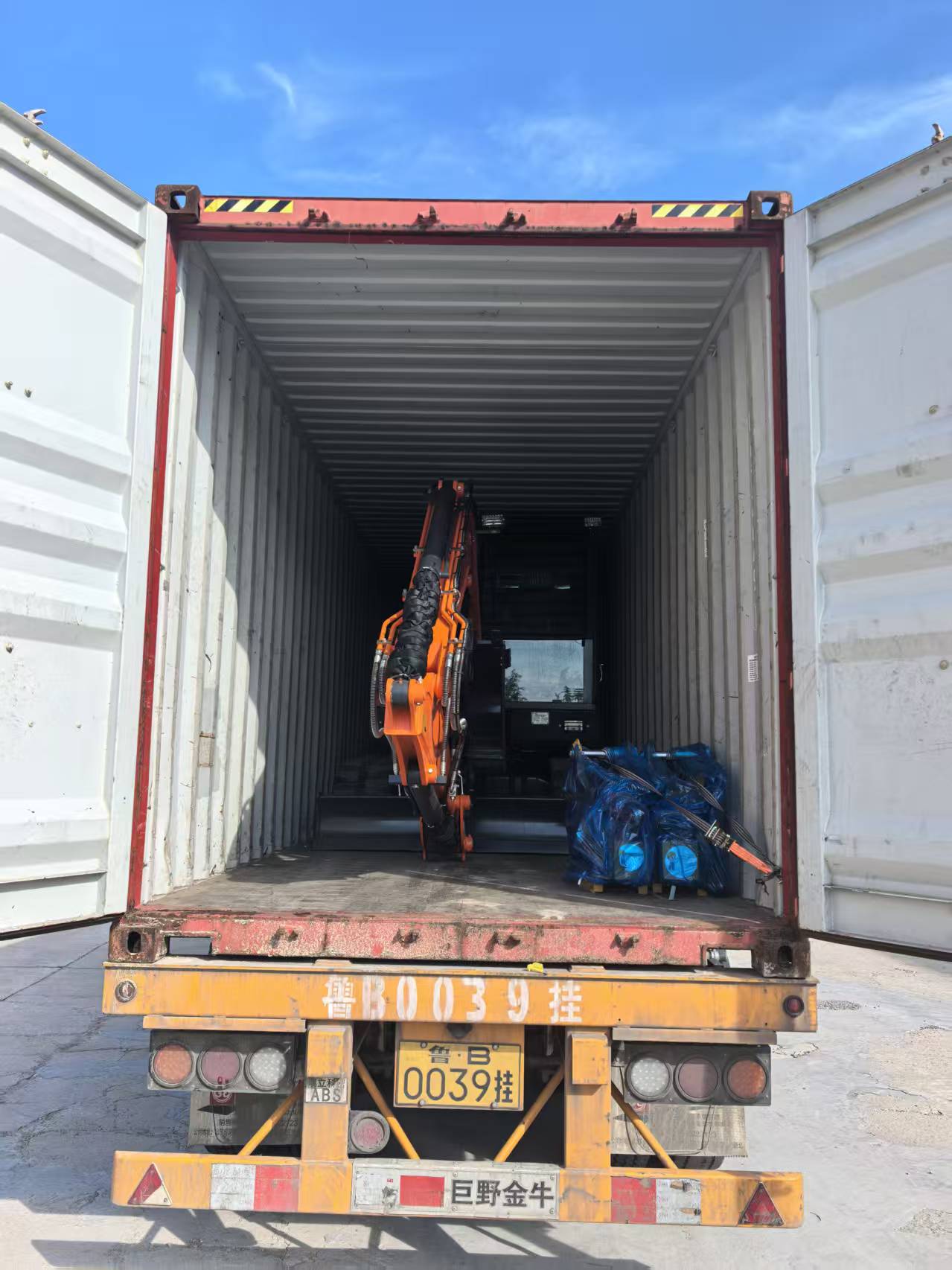 দুটি 6.5T এক্সকাভেটর পাঠানো হয়েছে