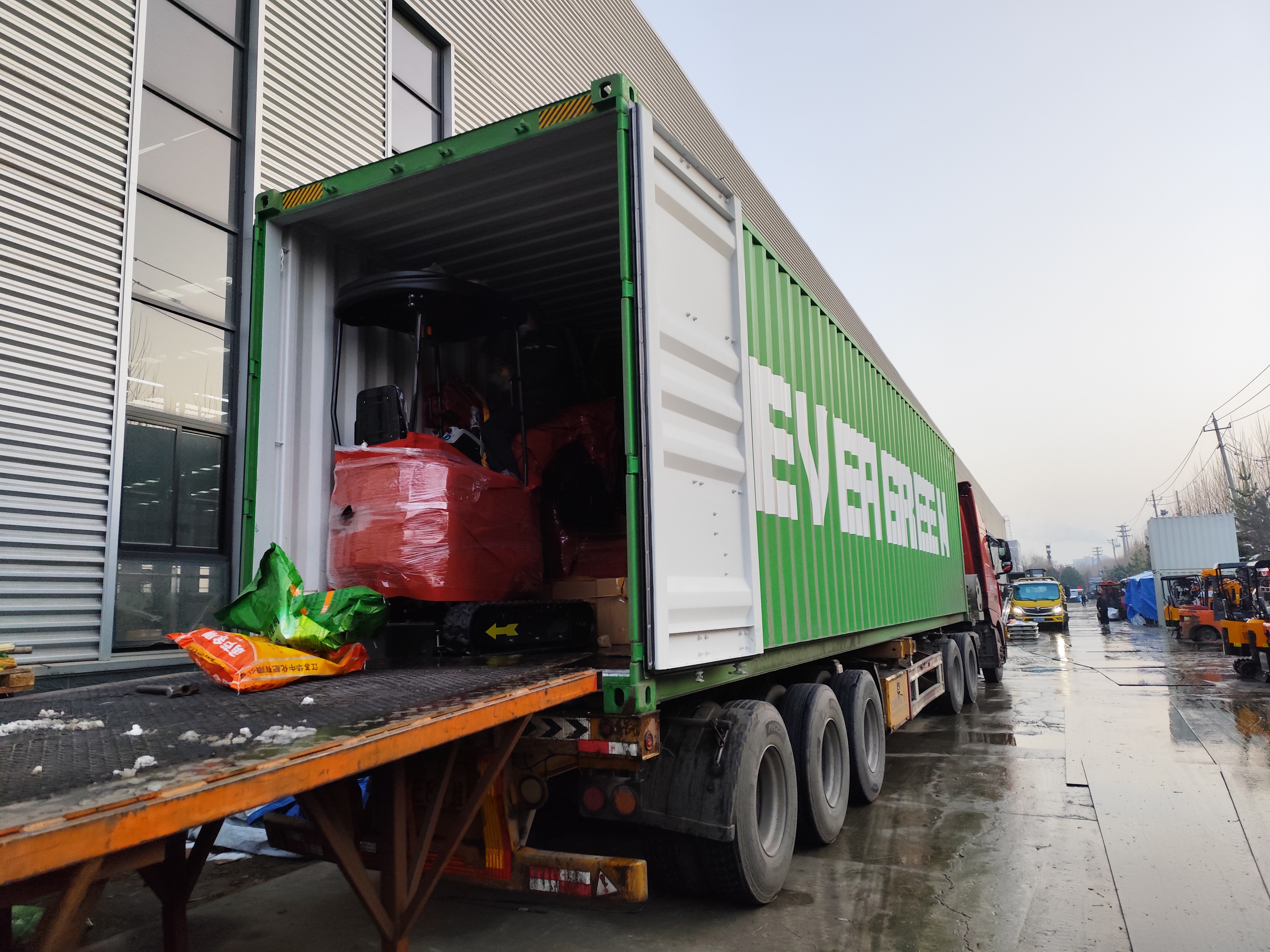 ফরাসি গ্রাহক মিনি খননকারক উত্পাদন সম্পন্ন এবং পাঠানো হয়েছে