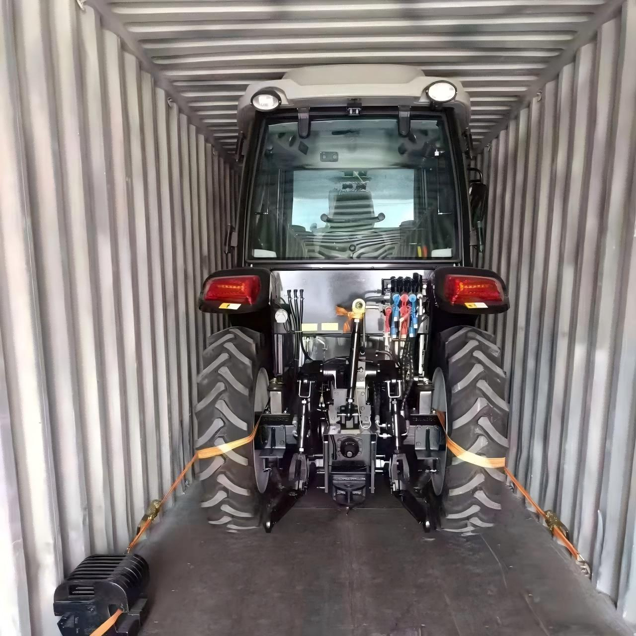 পানামানিয়ার গ্রাহকদের জন্য কাস্টমাইজ করা 50HP ট্রাক্টর বিতরণ করা হয়েছে।