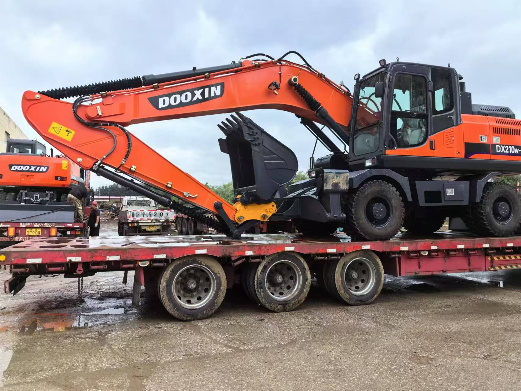 DX210 চাকাযুক্ত খননকারী আফ্রিকাতে ব্যাচে রপ্তানি করা হয়
